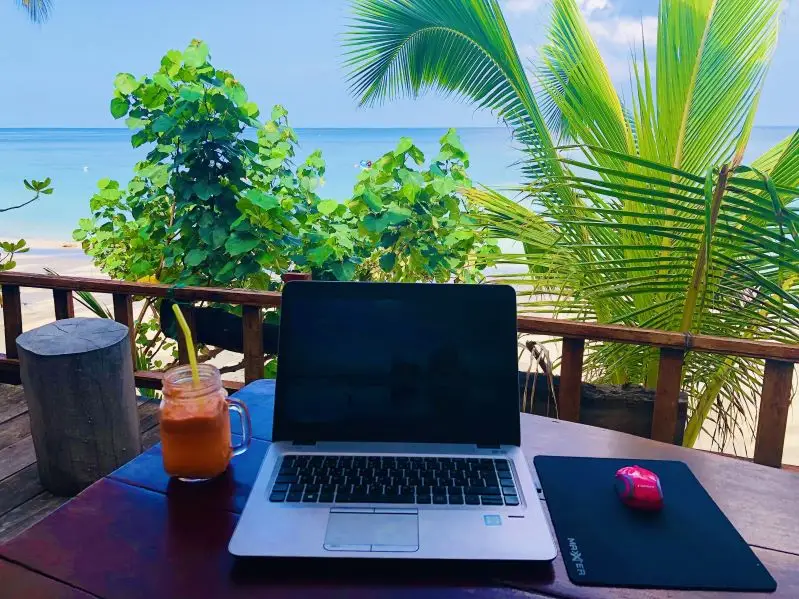 online-geld-verdienen-auf-der terrasse-mit-bester-aussicht